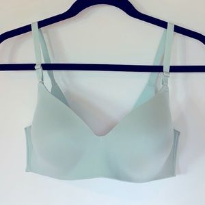 SOMA Vanishing Back & Wireless Bra. 36C. Light Green.